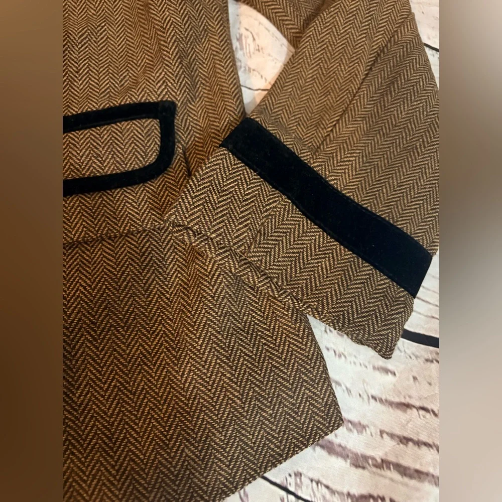 Couture herringbone tweed blazer featuring contrast velvet accents, gold buttons - Picture 6 of 13